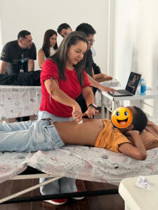Pediatras en Boyacá realizando práctica con ecógrafo en el taller de POCUS pediátrico.