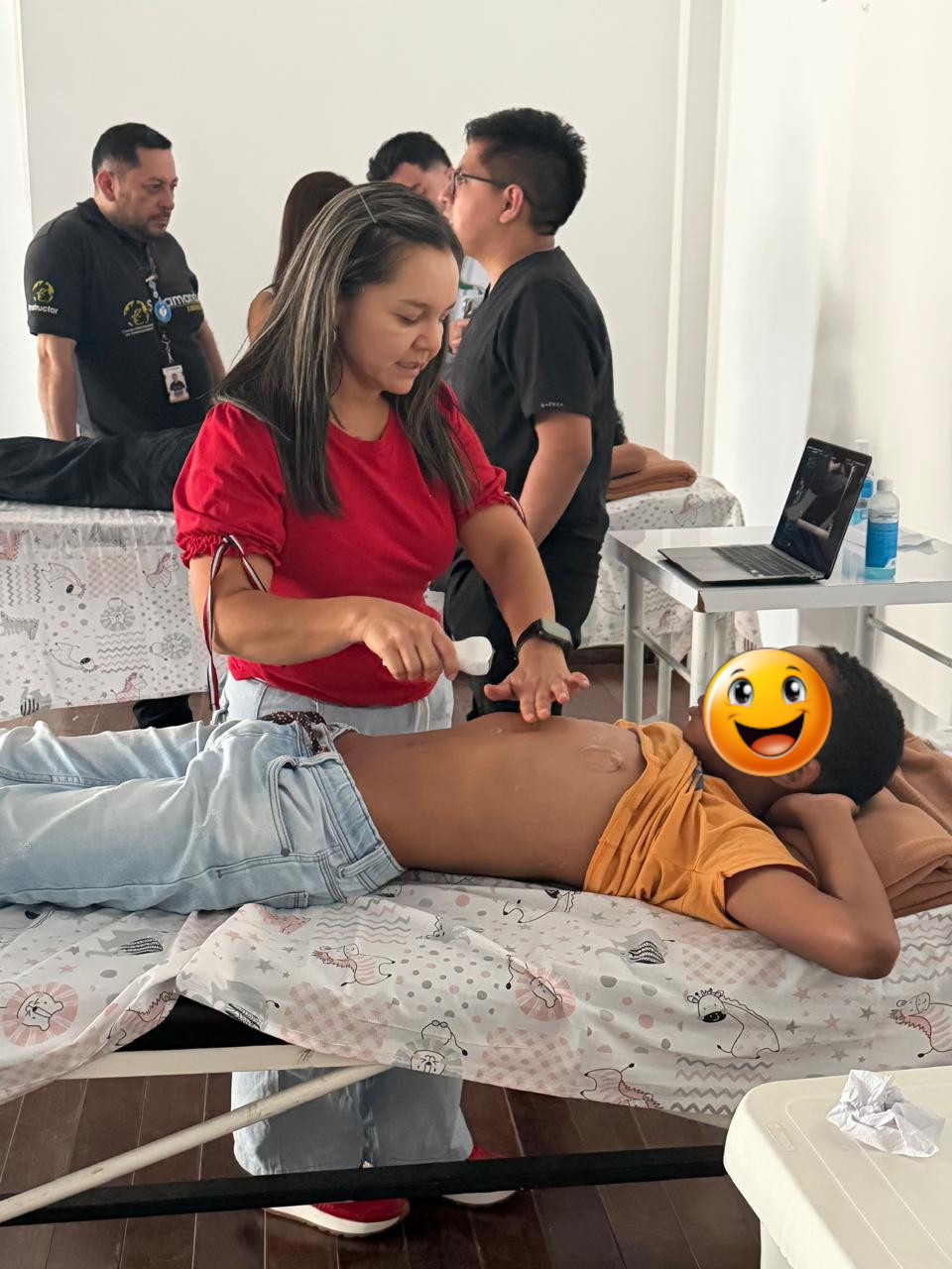 Pediatras en Boyacá realizando práctica con ecógrafo en el taller de POCUS pediátrico.