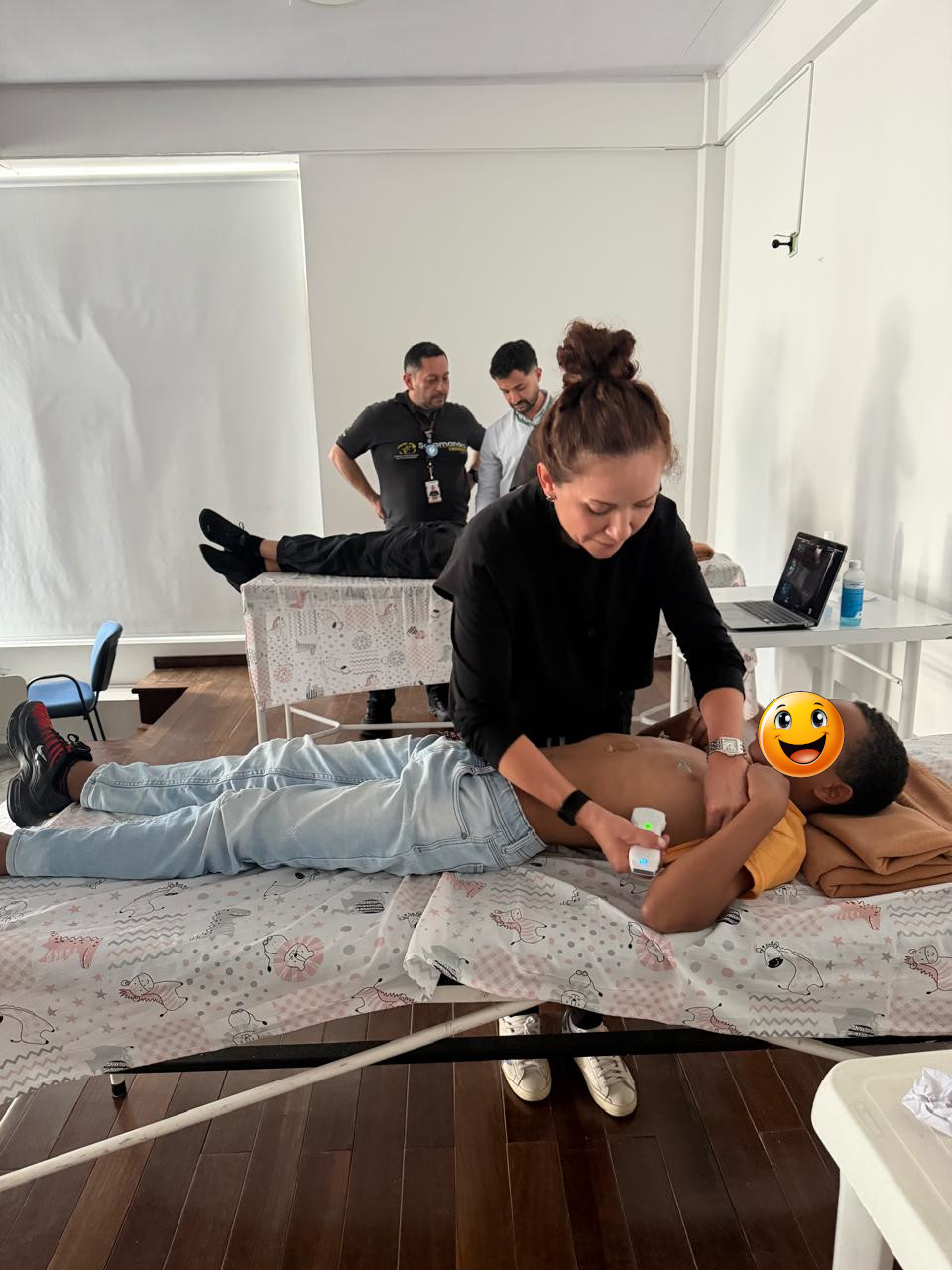Pediatras en Boyacá realizando práctica con ecógrafo en el taller de POCUS pediátrico.