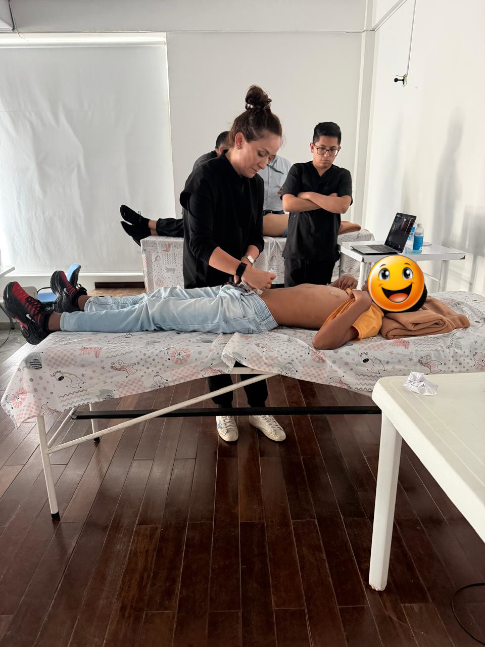 Pediatras en Boyacá realizando práctica con ecógrafo en el taller de POCUS pediátrico.
