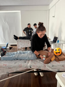 Pediatras en Boyacá realizando práctica con ecógrafo en el taller de POCUS pediátrico.