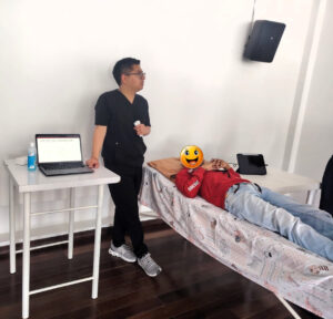 Pediatras en Boyacá realizando práctica con ecógrafo en el taller de POCUS pediátrico.