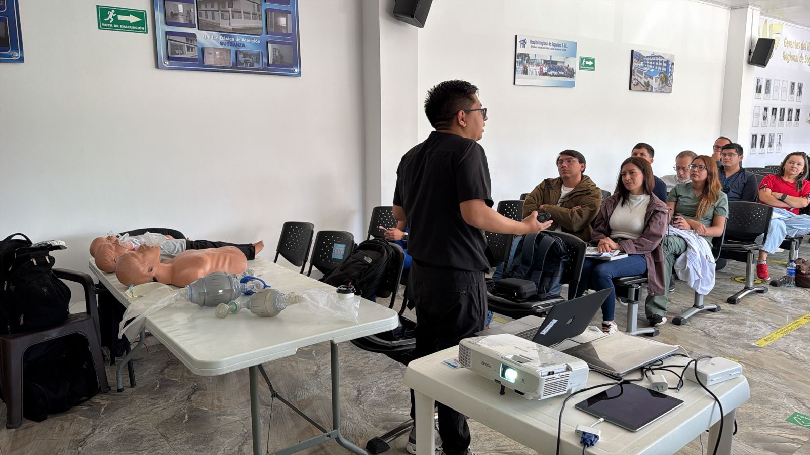 Explicaciones a los especialistas asistentes al curso de trauma pediátrico y POCUS en Boyacá.