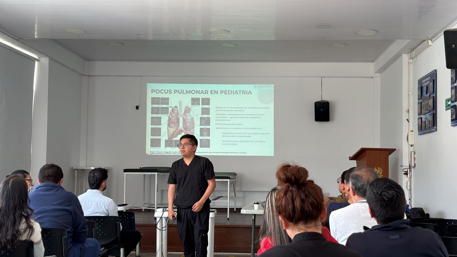 Explicaciones a los especialistas asistentes al curso de trauma pediátrico y POCUS en Boyacá.