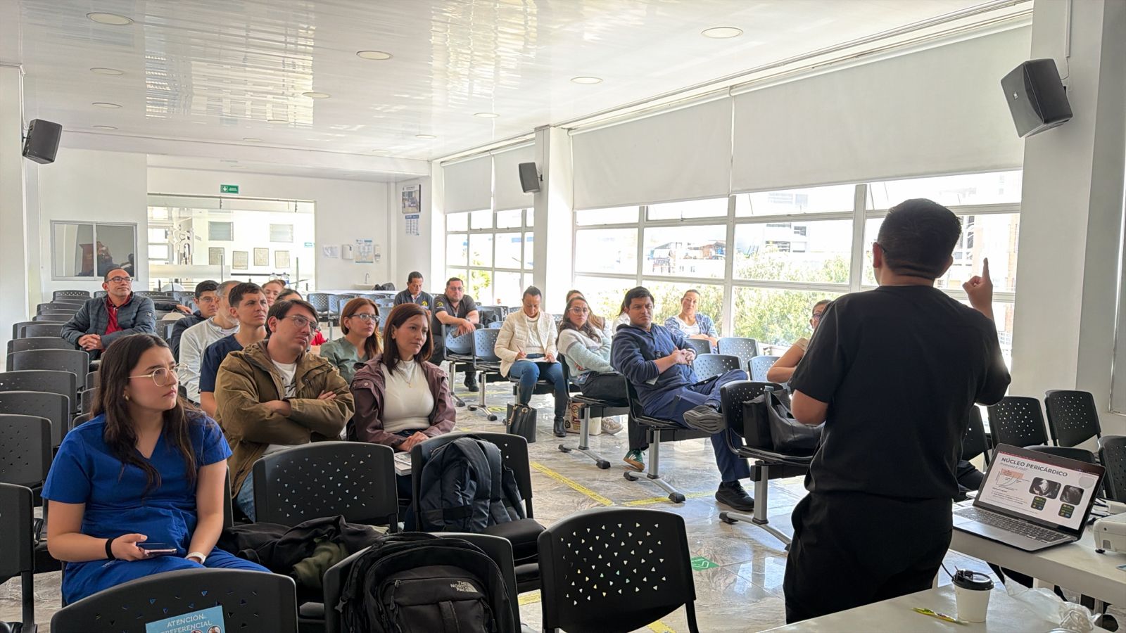 Explicaciones a los especialistas asistentes al curso de trauma pediátrico y POCUS en Boyacá.