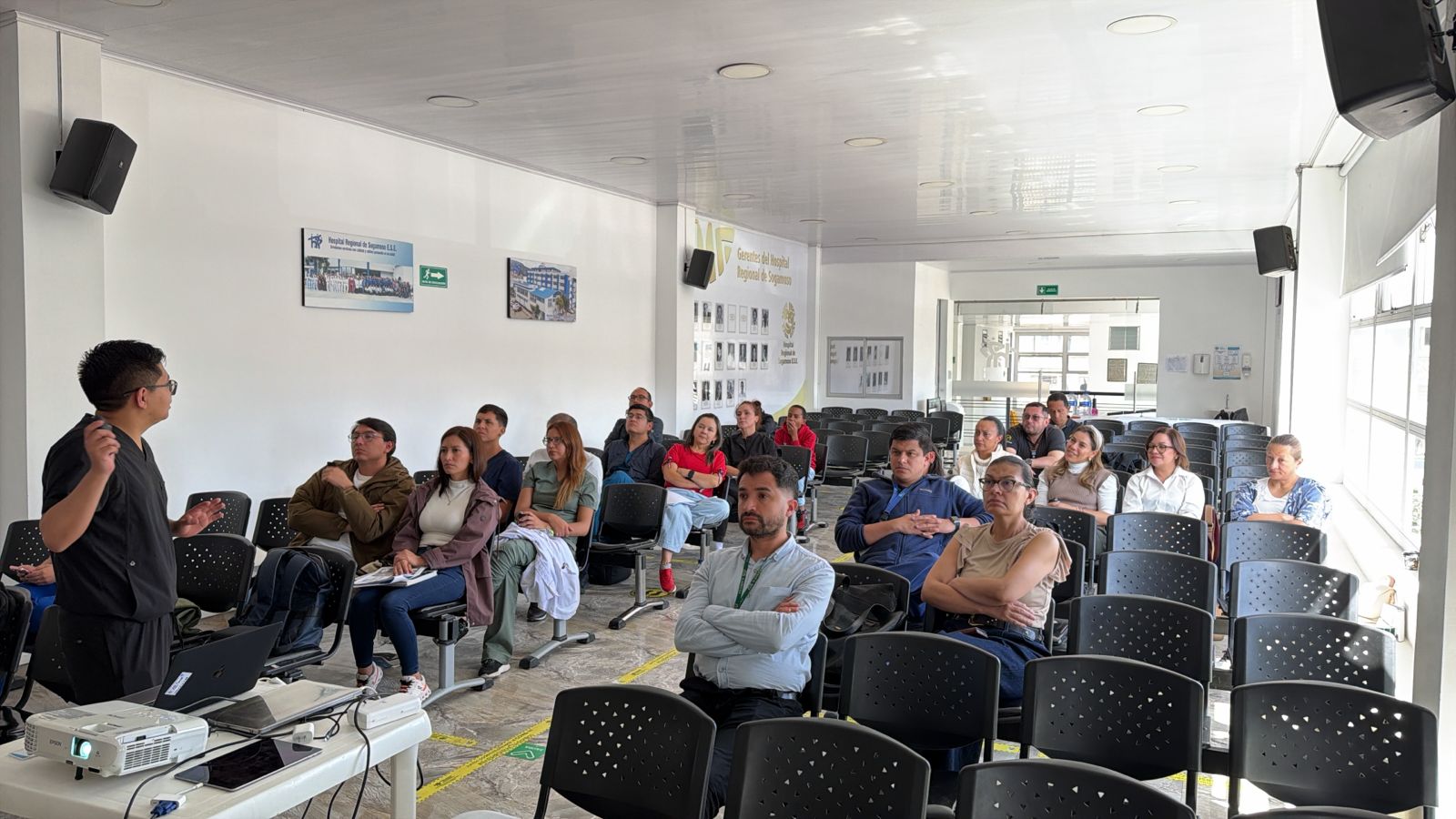Explicaciones a los especialistas asistentes al curso de trauma pediátrico y POCUS en Boyacá.