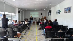 Explicaciones a los especialistas asistentes al curso de trauma pediátrico y POCUS en Boyacá.