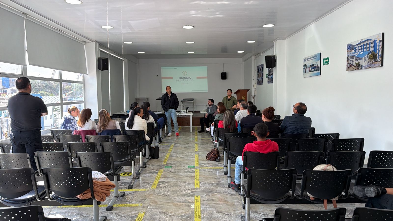 Explicaciones a los especialistas asistentes al curso de trauma pediátrico y POCUS en Boyacá.