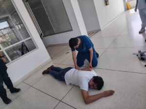 Pediatras en Boyacá realizando práctica con ecógrafo en el taller de POCUS pediátrico.