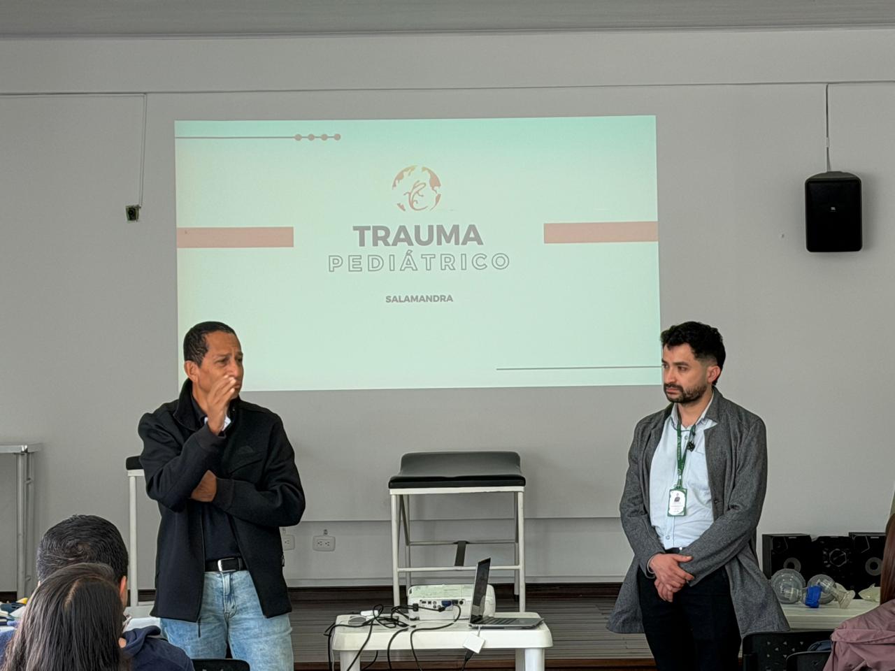 Explicaciones a los especialistas asistentes al curso de trauma pediátrico y POCUS en Boyacá.