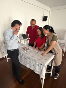 Pediatras en Boyacá realizando práctica con ecógrafo en el taller de POCUS pediátrico.