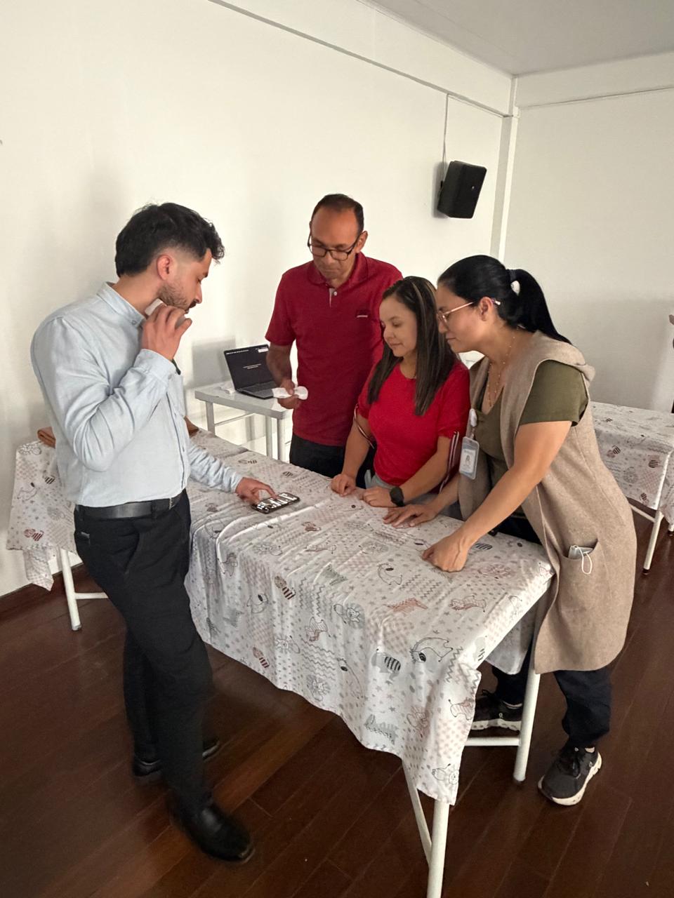 Pediatras en Boyacá realizando práctica con ecógrafo en el taller de POCUS pediátrico.