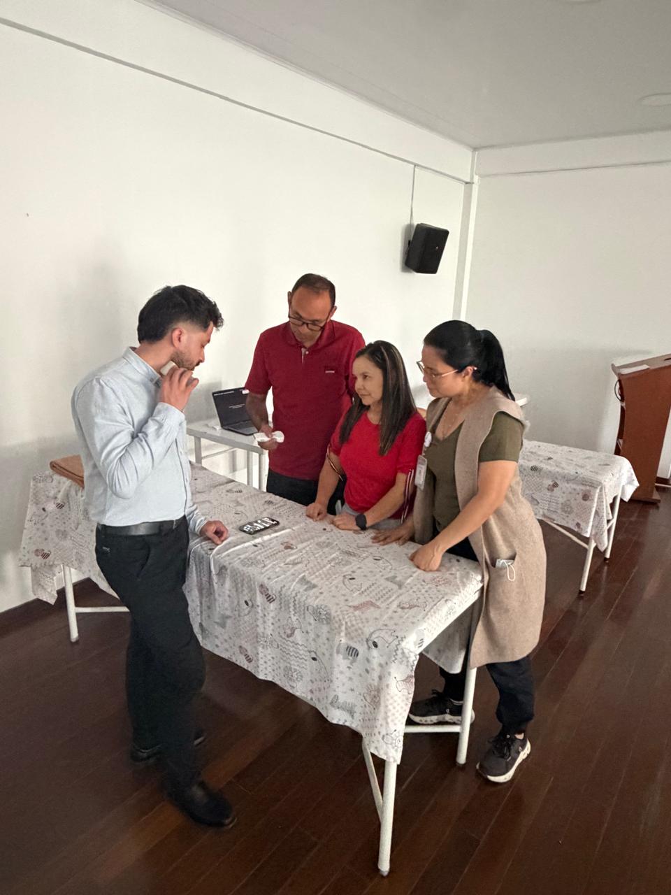 Pediatras en Boyacá realizando práctica con ecógrafo en el taller de POCUS pediátrico.