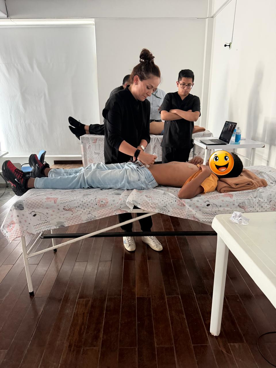 Pediatras en Boyacá realizando práctica con ecógrafo en el taller de POCUS pediátrico.