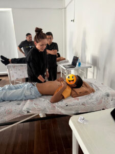 Pediatras en Boyacá realizando práctica con ecógrafo en el taller de POCUS pediátrico.