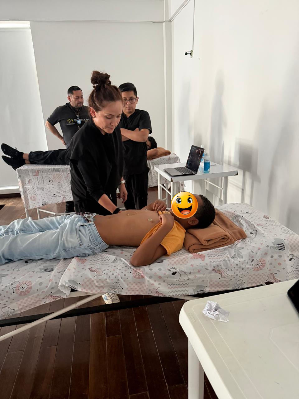Pediatras en Boyacá realizando práctica con ecógrafo en el taller de POCUS pediátrico.